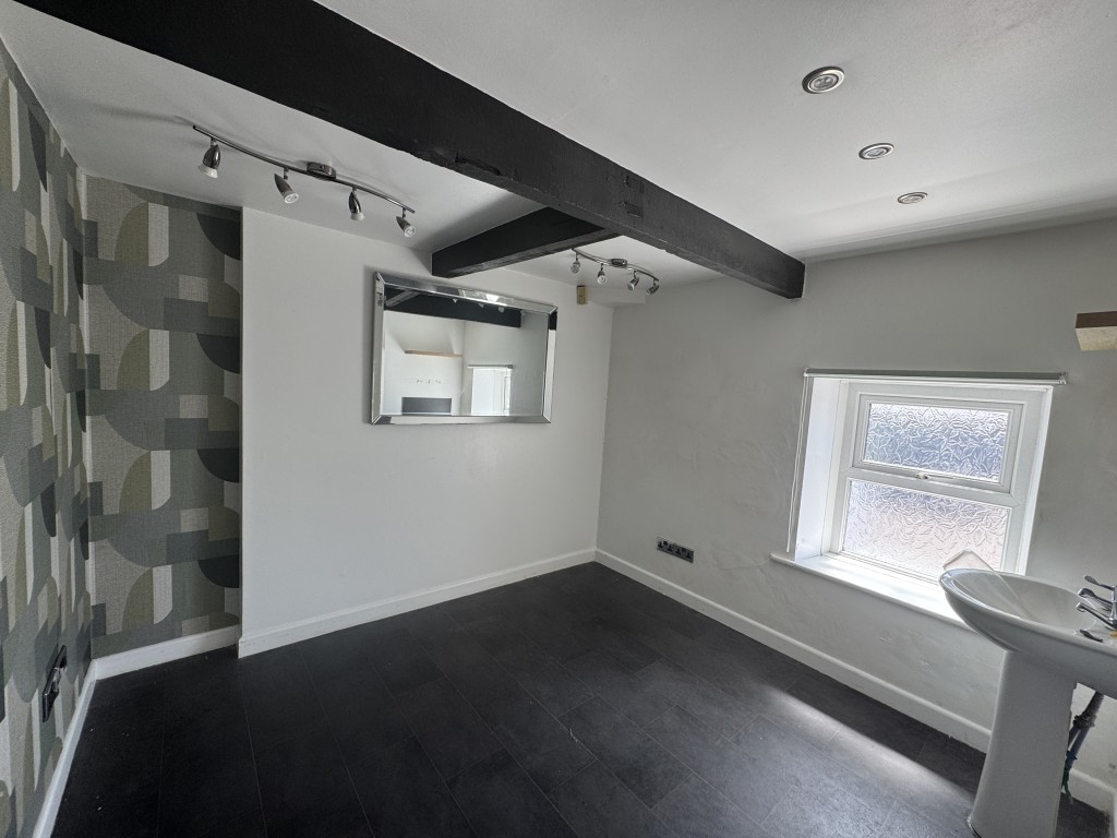Lot: 65 - TWO STOREY COMMERCIAL UNIT WITH POTENTIAL, DETACHED BLOCK OF FOUR GARAGES AND CAR PARK - First floor room